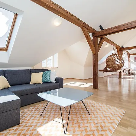 Air-Conditioned 2-Bedroom Attic Loft With Terrace 아파트