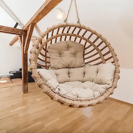 Air-Conditioned 2-Bedroom Attic Loft With Terrace 아파트